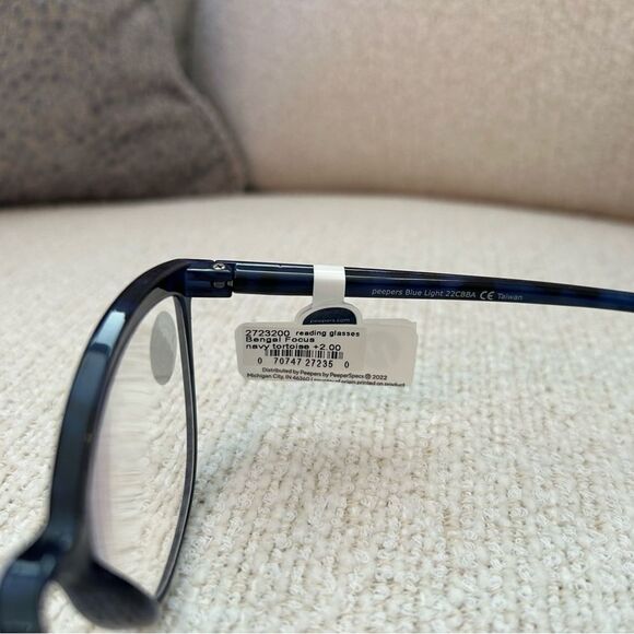 Peepers blue light
+200 - Picture 2 of 6